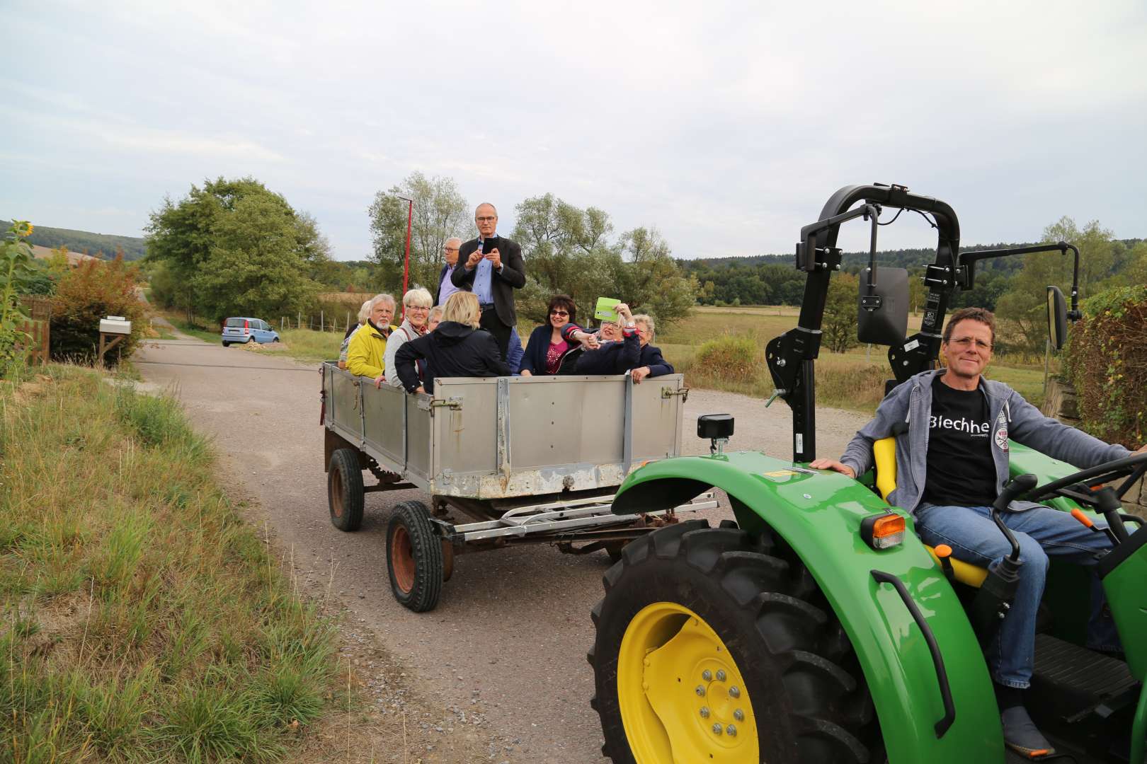 Visitation: Rundgang mit Trecker und Wagen