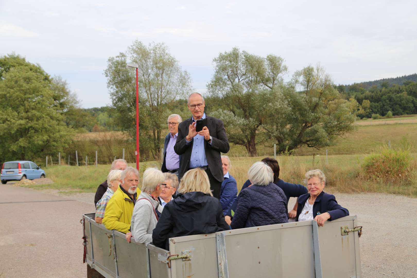 Visitation: Rundgang mit Trecker und Wagen