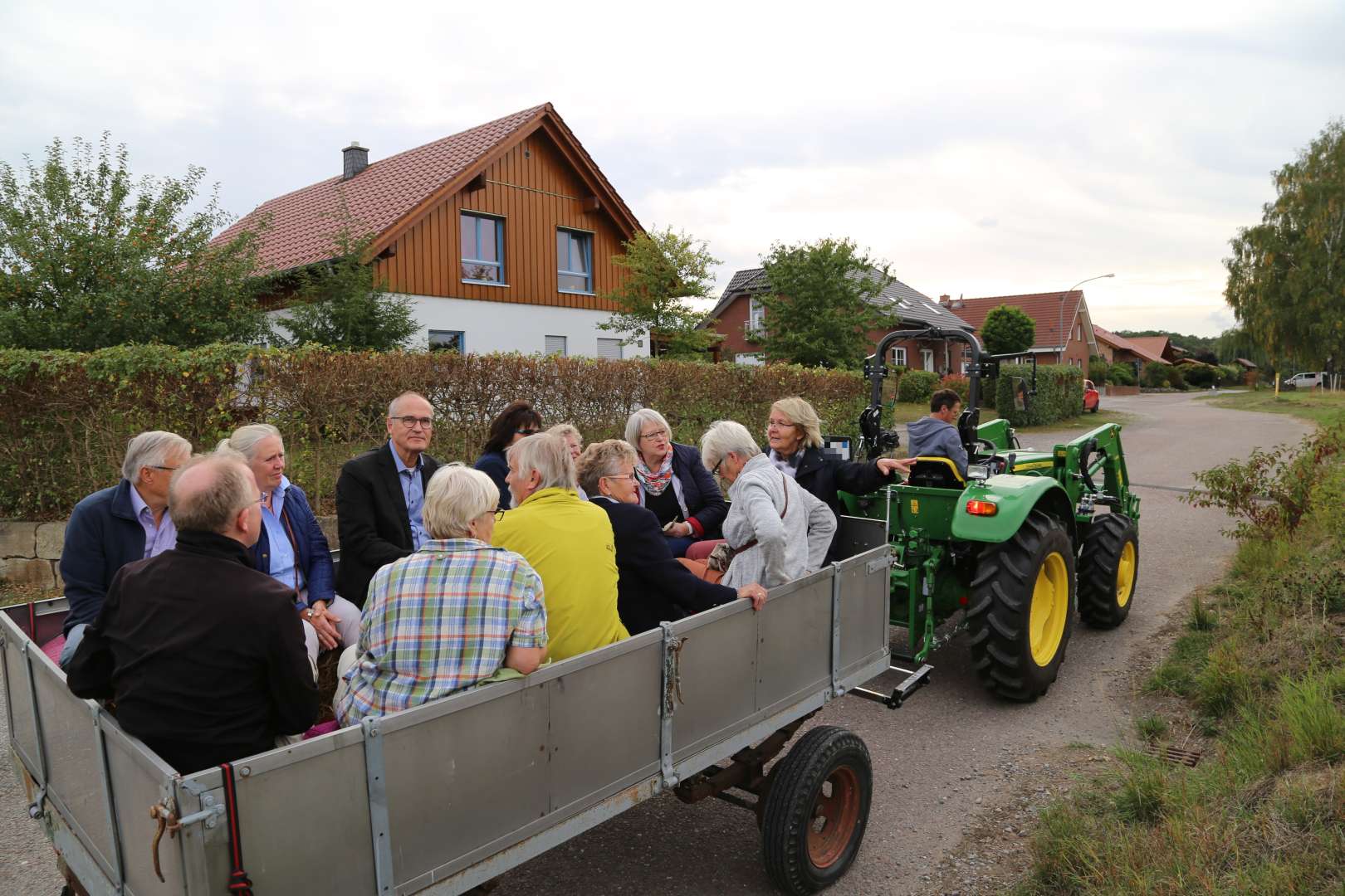 Visitation: Rundgang mit Trecker und Wagen