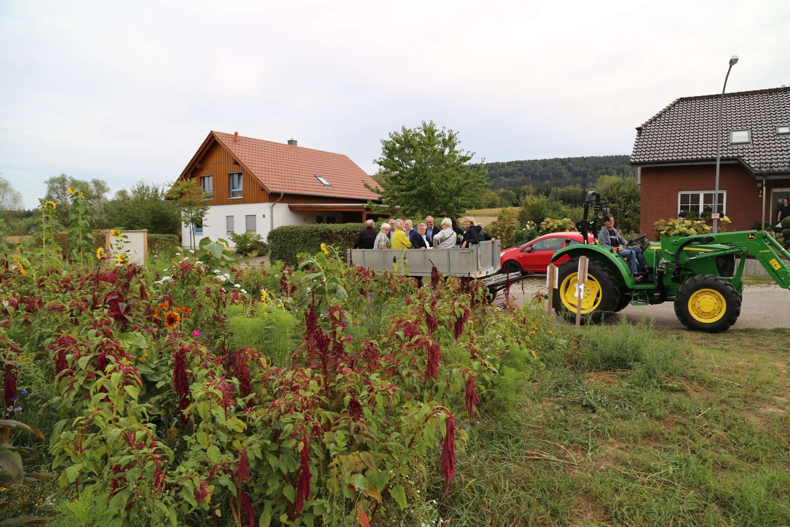 Visitation: Rundgang mit Trecker und Wagen