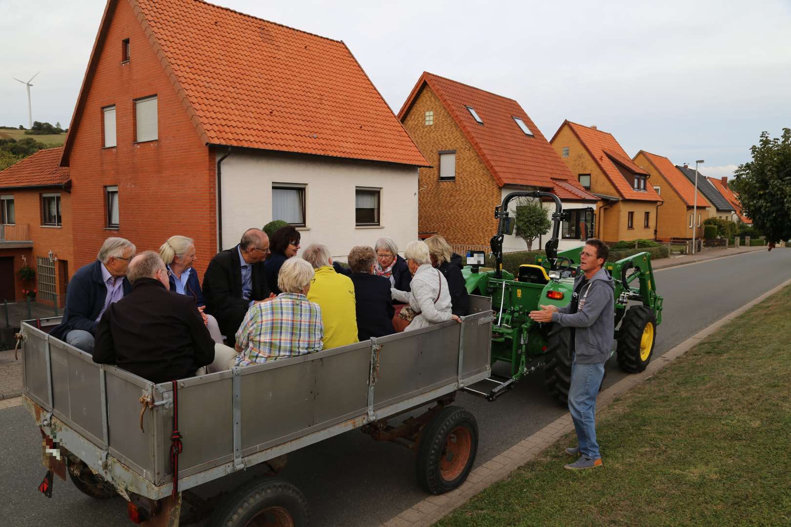 Visitation: Rundgang mit Trecker und Wagen