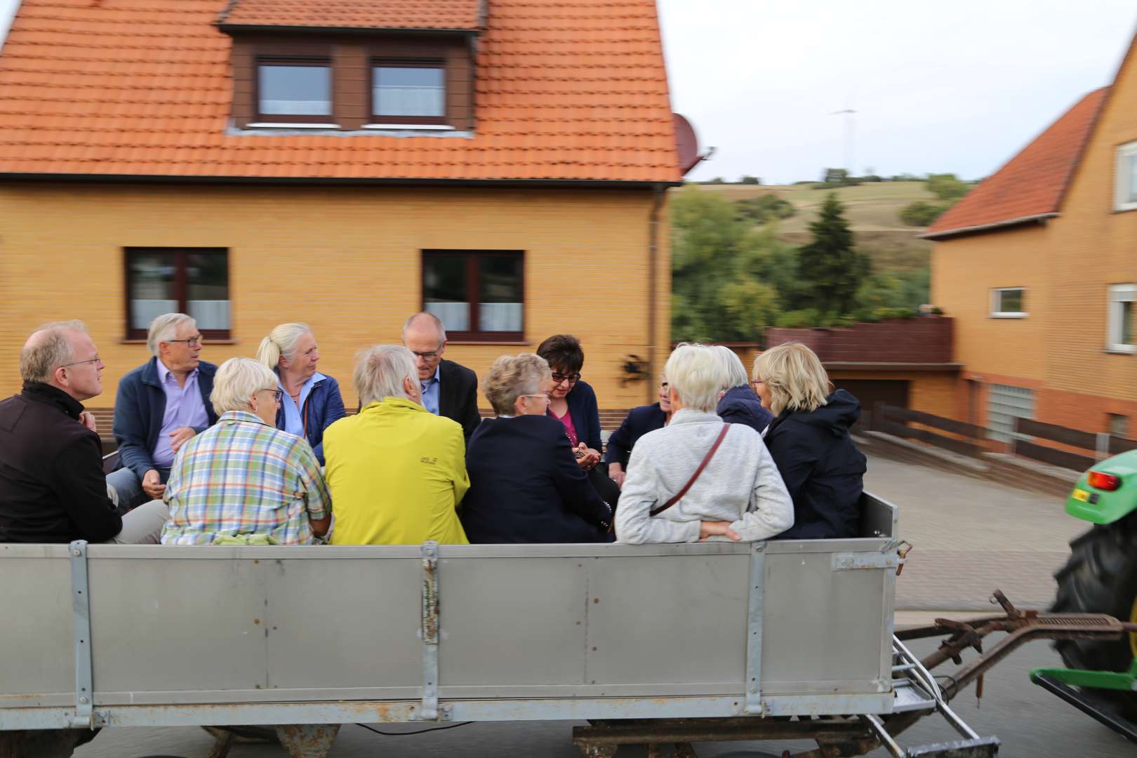 Visitation: Rundgang mit Trecker und Wagen