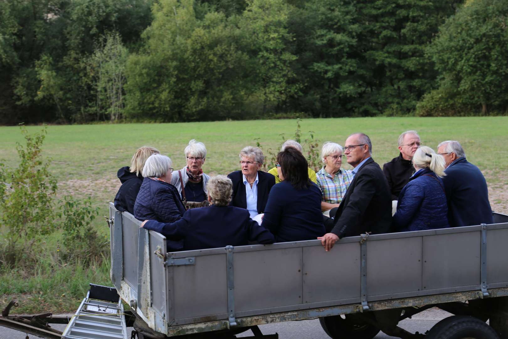 Visitation: Rundgang mit Trecker und Wagen