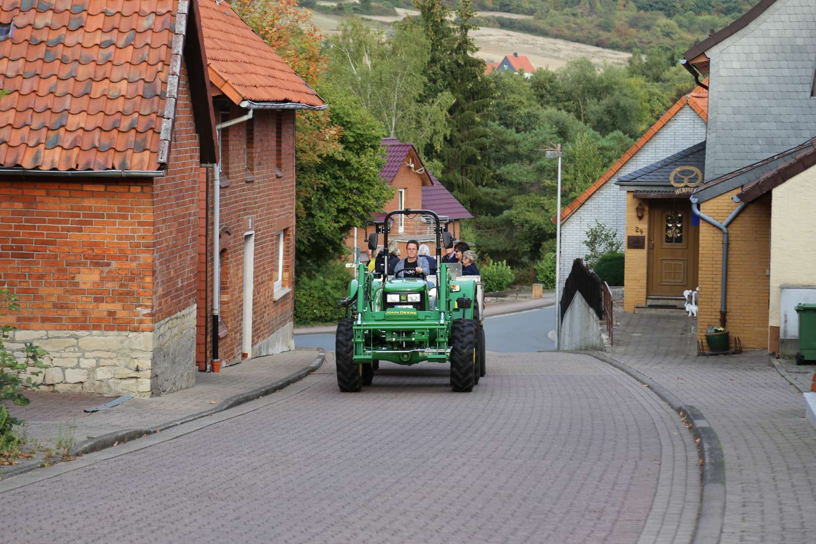 Visitation: Rundgang mit Trecker und Wagen