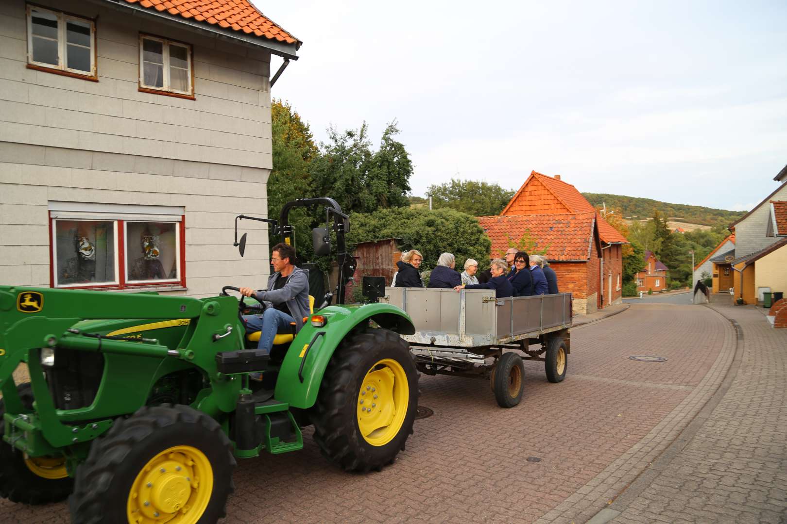 Visitation: Rundgang mit Trecker und Wagen