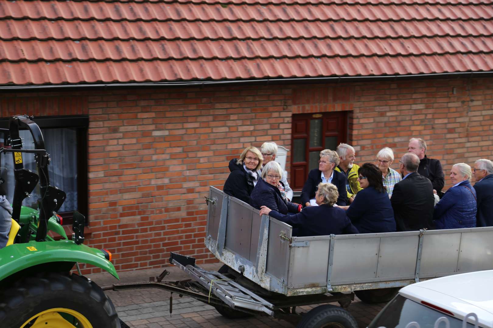 Visitation: Rundgang mit Trecker und Wagen