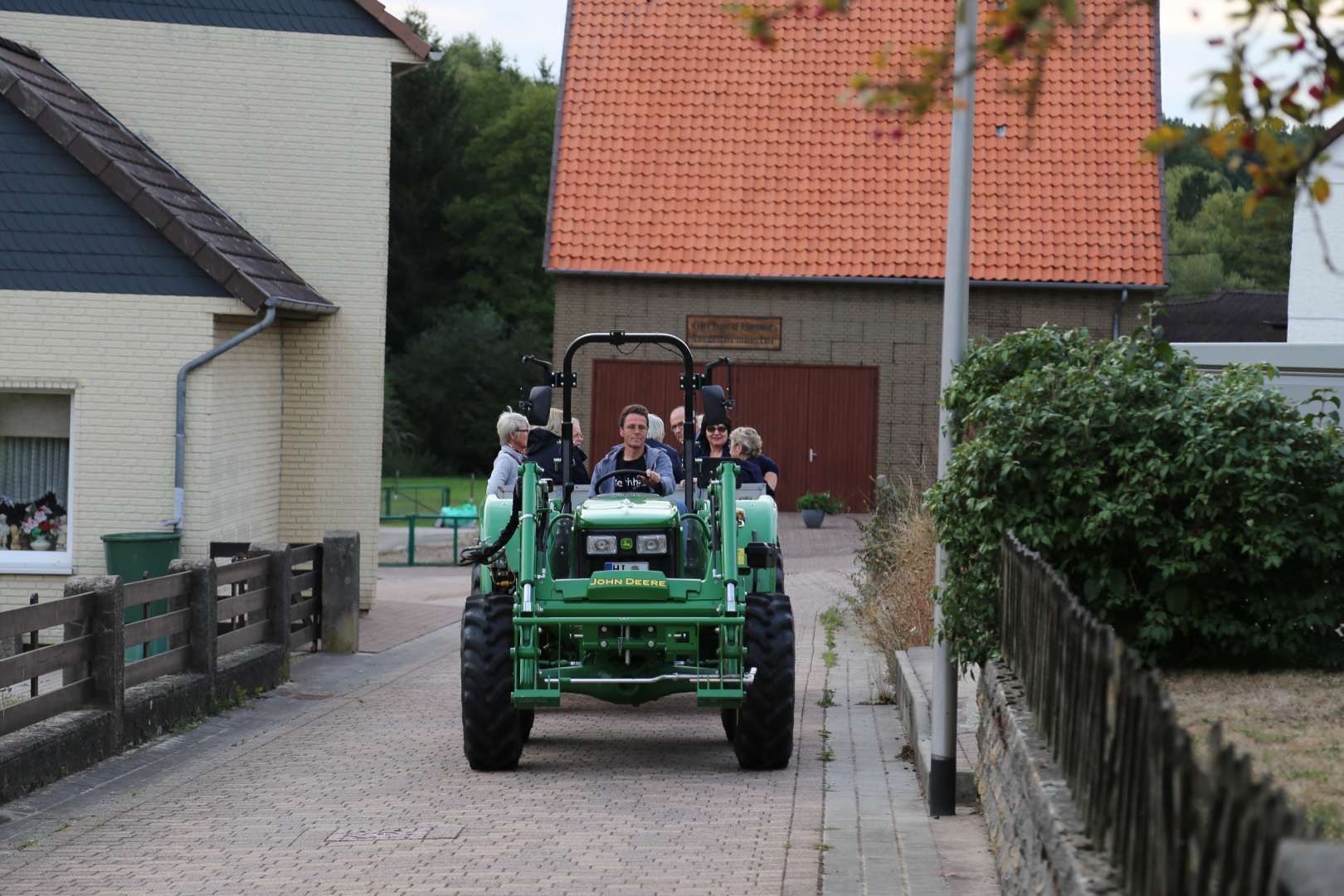 Visitation: Rundgang mit Trecker und Wagen