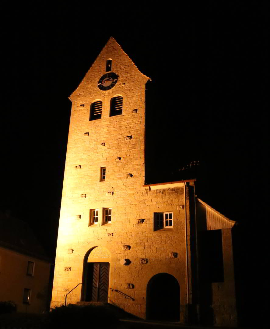 Kirche wird beleuchtet