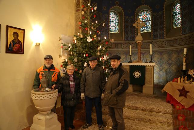 Aufstellen des Weihnachtsbaumes