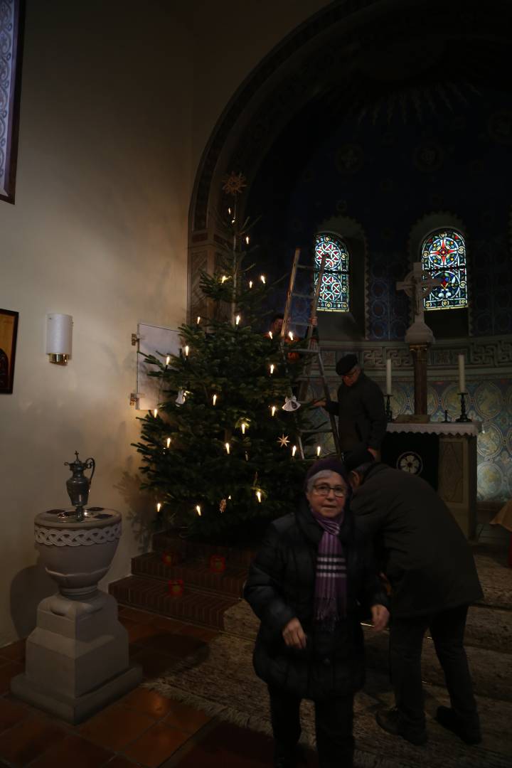 Aufstellen des Weihnachtsbaumes