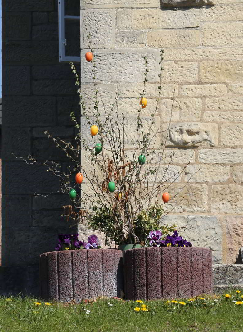 Osterschmuck vor der St. Franziskuskirche