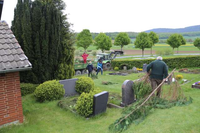 Arbeitseinsatz auf dem Friedhof Capellenhagen