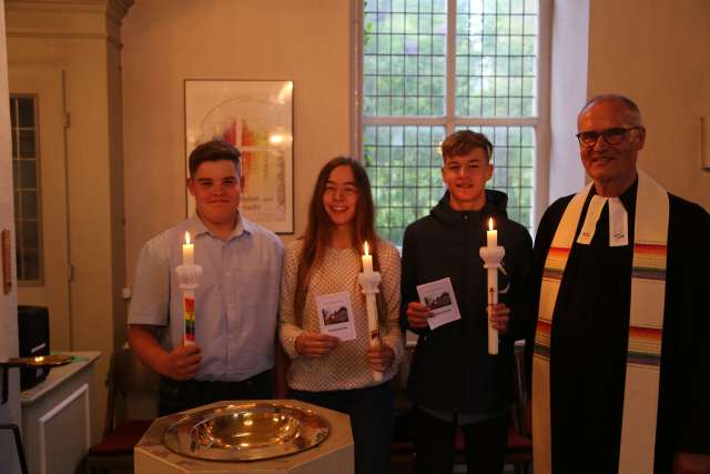 Taufe der Konfirmanden Dana, Jannis und Mikka Glenewinkel im Abendmahlsgottesdienst