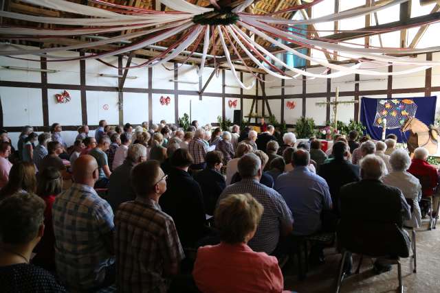 Ökumenischer Pfingstgottesdienst im Reitstall