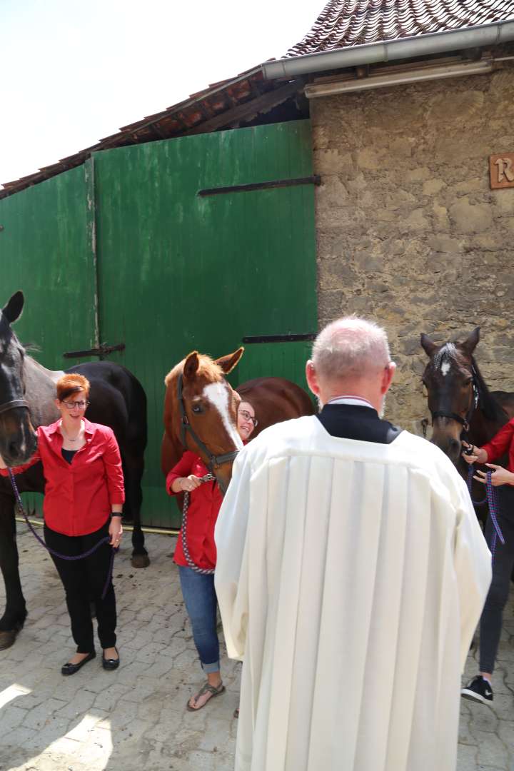 Ökumenischer Pfingstgottesdienst im Reitstall