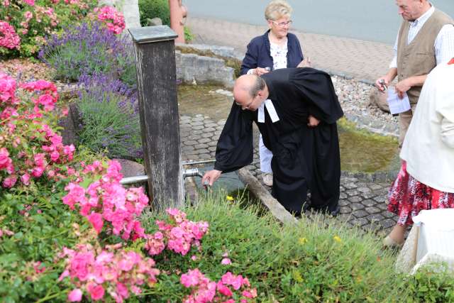 3, Sommerkirche unterwegs zu den Quellen in Fölziehausen