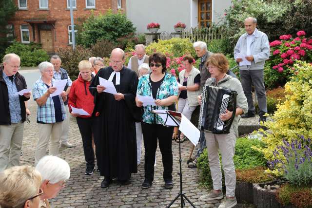 3, Sommerkirche unterwegs zu den Quellen in Fölziehausen