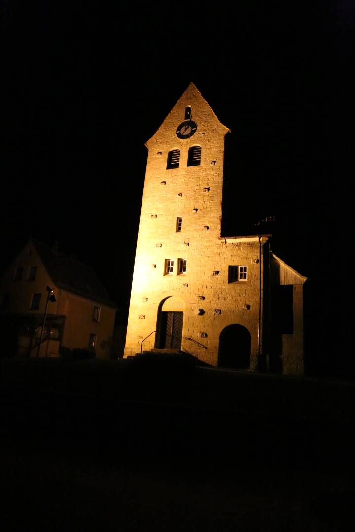 St. Franziskuskirche leuchtet wieder abends