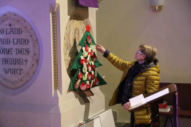 Lichtergottesdienst in der St. Franziskuskirche und Auftakt des "Lebendigen Adventskalenders"