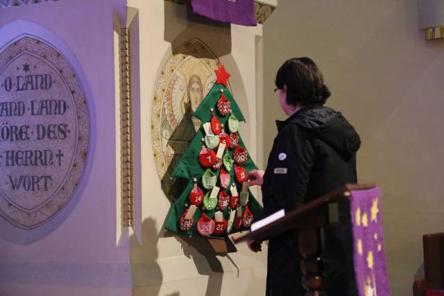 Lichtergottesdienst in der St. Franziskuskirche und Auftakt des "Lebendigen Adventskalenders"