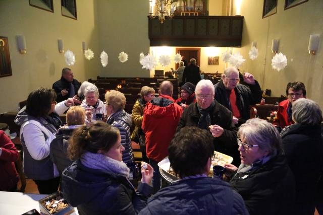 Lichtergottesdienst in der St. Franziskuskirche und Auftakt des "Lebendigen Adventskalenders"