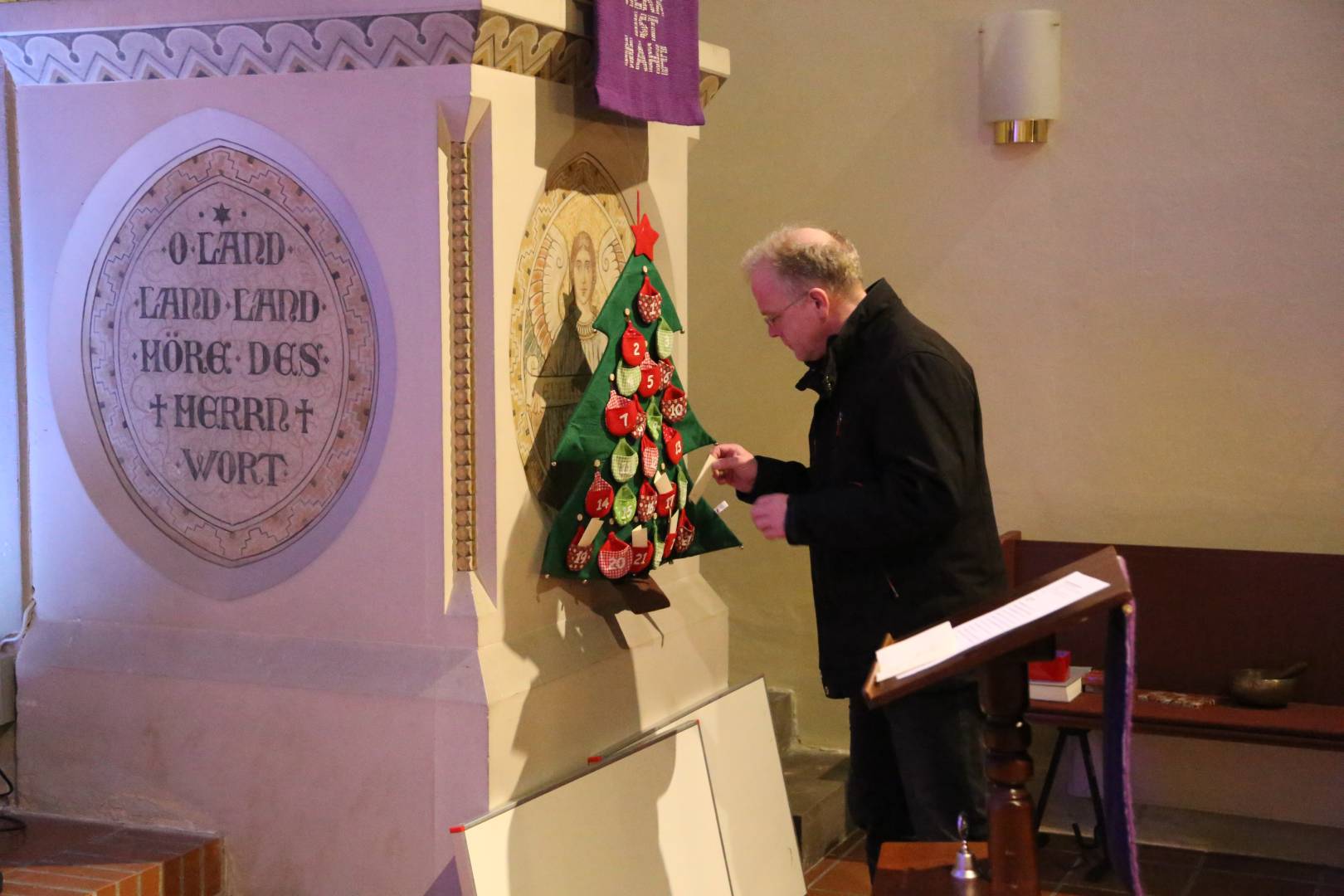 Lichtergottesdienst in der St. Franziskuskirche und Auftakt des "Lebendigen Adventskalenders"