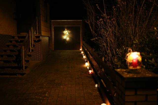 2. Türchen des "Lebendigen Adventskalenders" bei Familie Sawatzky/Heuer