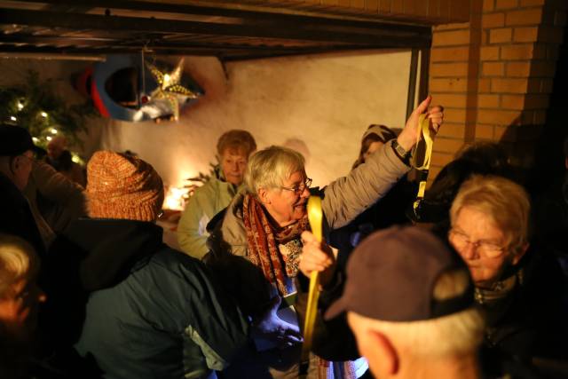 2. Türchen des "Lebendigen Adventskalenders" bei Familie Sawatzky/Heuer