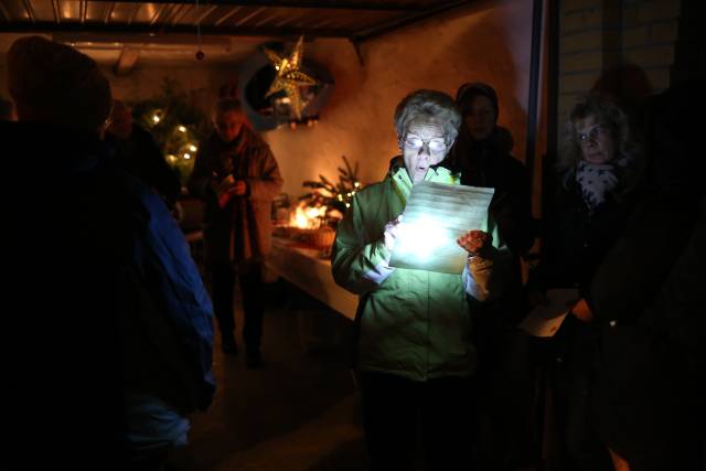 2. Türchen des "Lebendigen Adventskalenders" bei Familie Sawatzky/Heuer