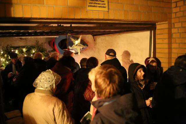 2. Türchen des "Lebendigen Adventskalenders" bei Familie Sawatzky/Heuer