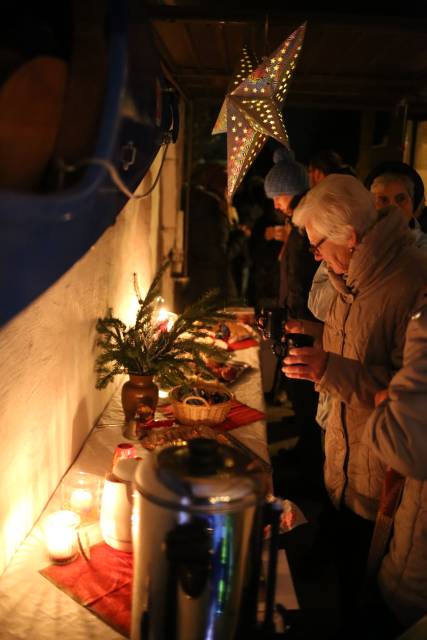 2. Türchen des "Lebendigen Adventskalenders" bei Familie Sawatzky/Heuer