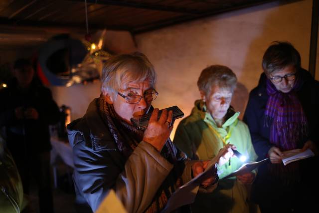 2. Türchen des "Lebendigen Adventskalenders" bei Familie Sawatzky/Heuer