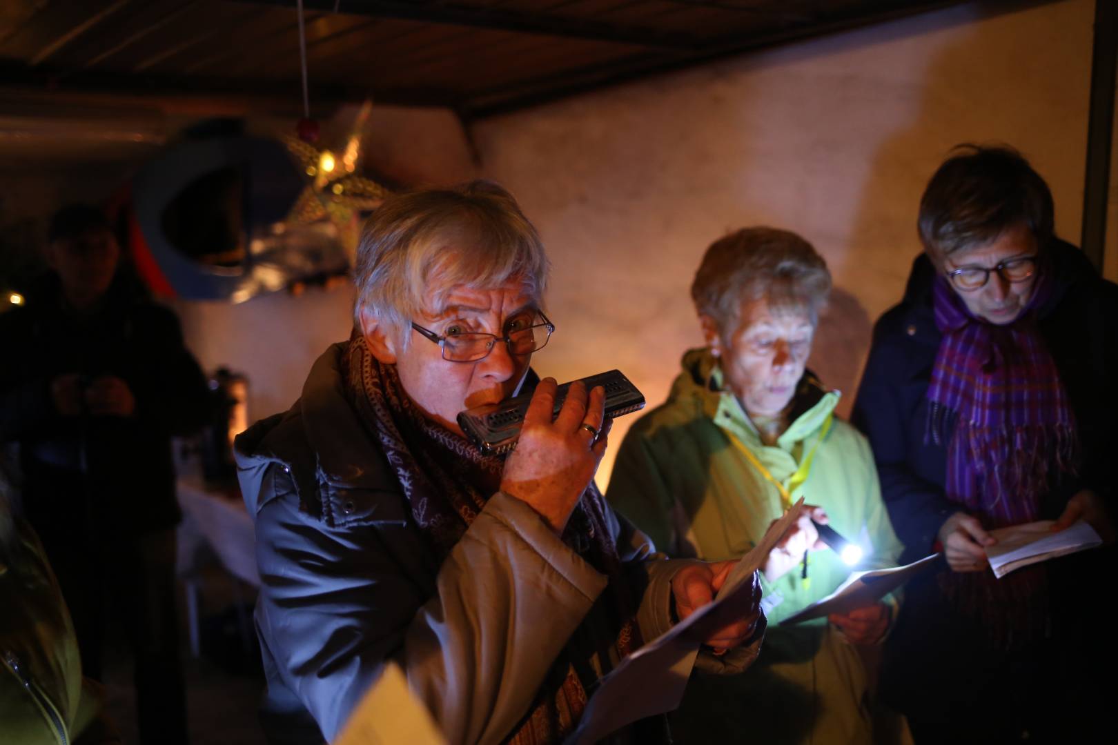 2. Türchen des "Lebendigen Adventskalenders" bei Familie Sawatzky/Heuer