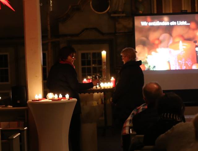 8. Türchen des "Lebendigen Adventskalenders" im Lichtergottesdienst in Duingen