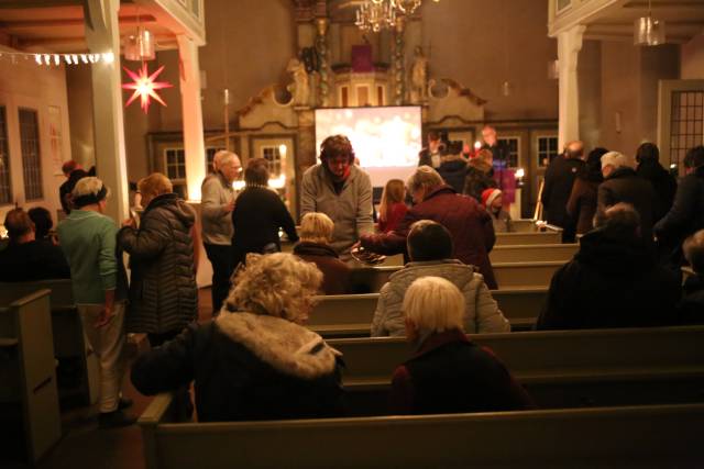 8. Türchen des "Lebendigen Adventskalenders" im Lichtergottesdienst in Duingen