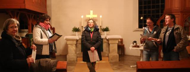 10. Türchen des "Lebendigen Adventskalenders" in der St. Maternuskapelle in Weenzen
