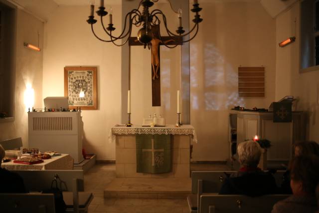 12. Türchen des "Lebendigen Adventskalenders" in der Allerheiligenkapelle in Capellenhagen