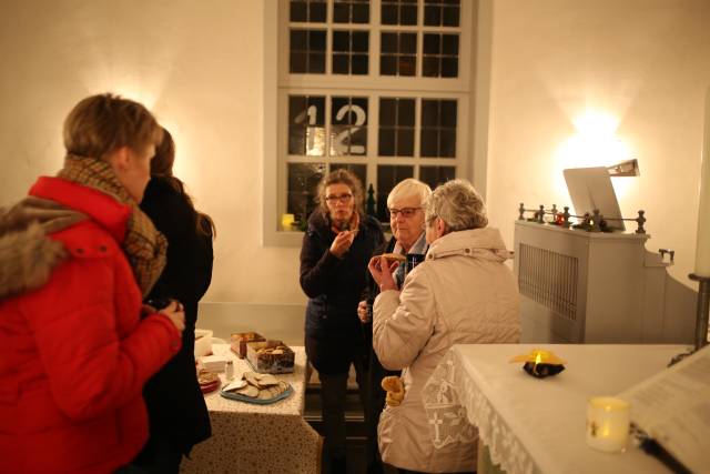 12. Türchen des "Lebendigen Adventskalenders" in der Allerheiligenkapelle in Capellenhagen