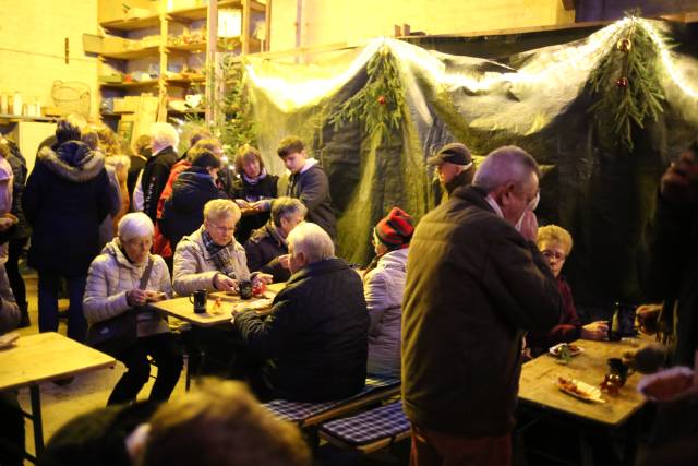 Scheunengottesdienst und 15. Türchen des "Lebendigen Adventskalenders"