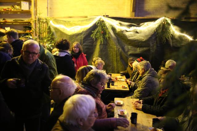 Scheunengottesdienst und 15. Türchen des "Lebendigen Adventskalenders"