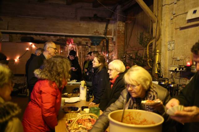 Scheunengottesdienst und 15. Türchen des "Lebendigen Adventskalenders"