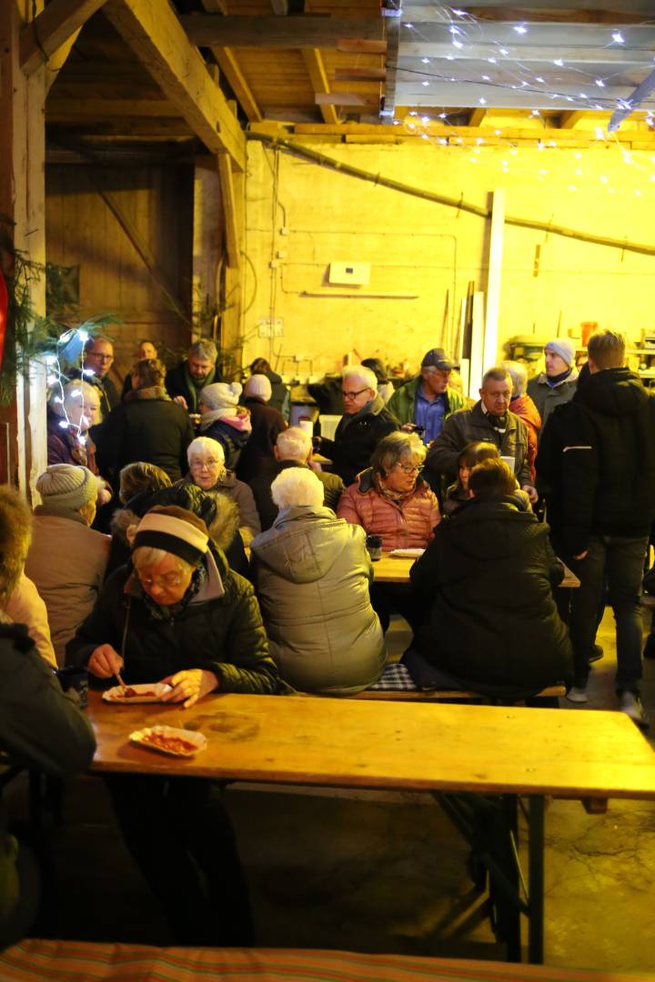 Scheunengottesdienst und 15. Türchen des "Lebendigen Adventskalenders"