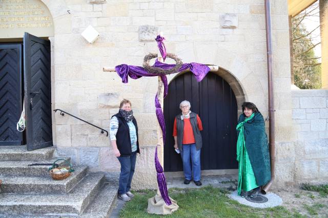 Kirchenvorstand stellt Kreuz vor Kirche auf - Sorgensteine