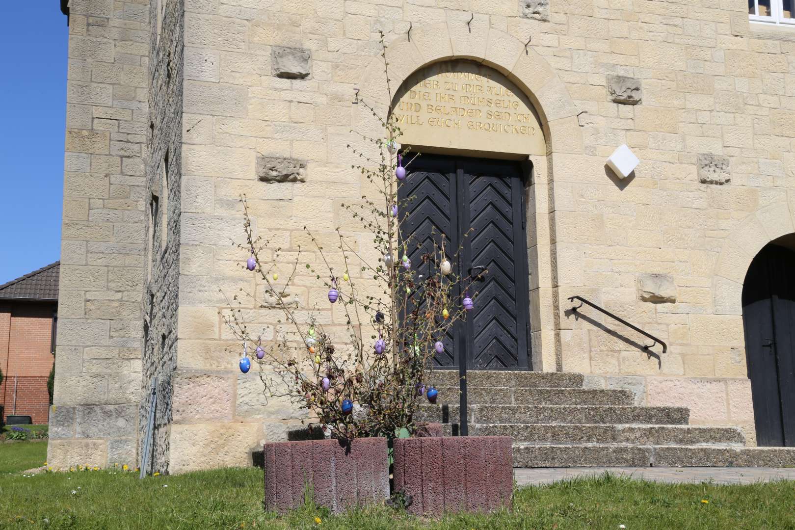 Osterschmuck vor der St. Franziskuskirche