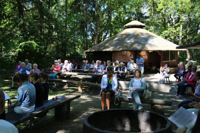 Ökumenischer Pfingstgottesdienst an der Köhlerhütte unter schattigen Bäumen