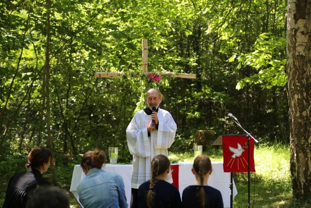 Ökumenischer Pfingstgottesdienst an der Köhlerhütte unter schattigen Bäumen