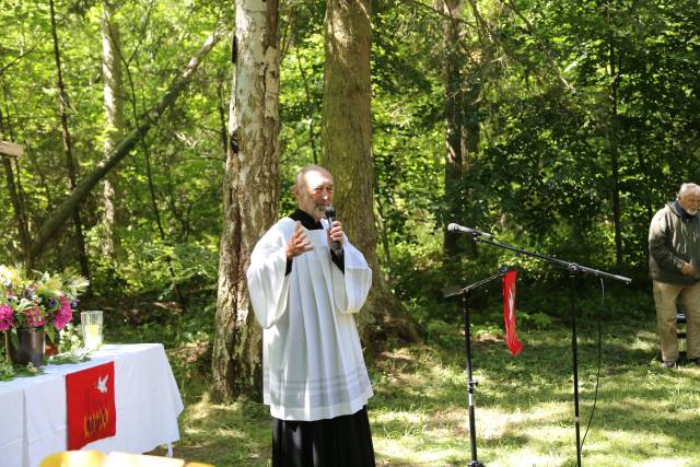 Ökumenischer Pfingstgottesdienst an der Köhlerhütte unter schattigen Bäumen