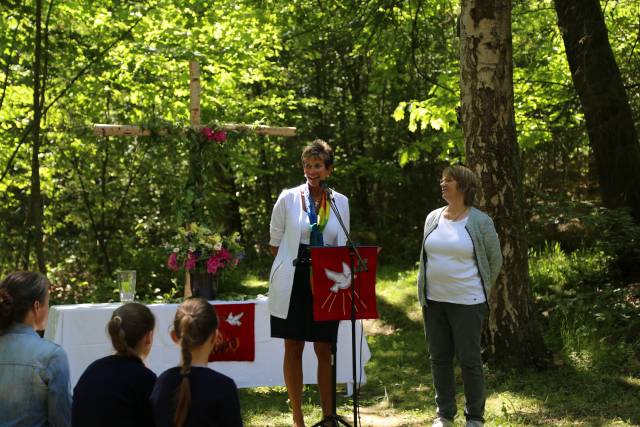 Ökumenischer Pfingstgottesdienst an der Köhlerhütte unter schattigen Bäumen