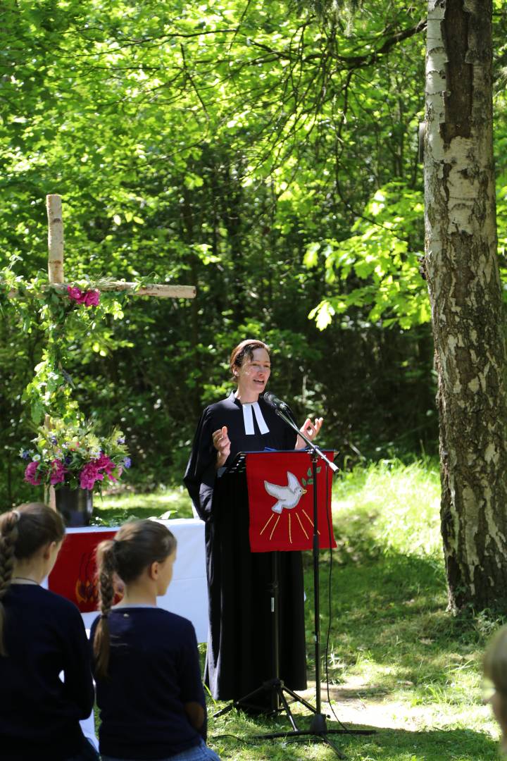 Ökumenischer Pfingstgottesdienst an der Köhlerhütte unter schattigen Bäumen