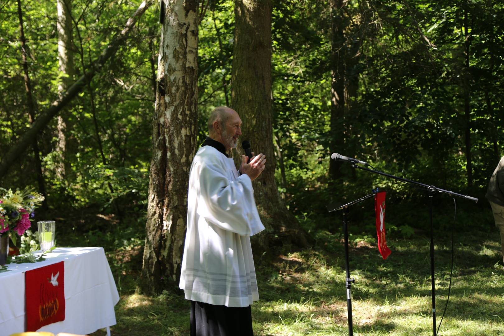 Ökumenischer Pfingstgottesdienst an der Köhlerhütte unter schattigen Bäumen